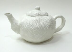 IKI017-Ikuko-Iwamoto-Dotted-Teapot-White
