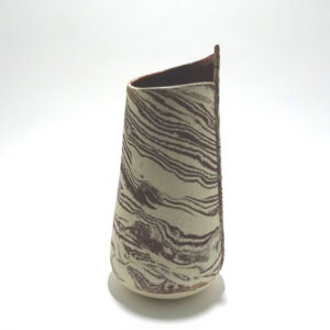 JUC004 WHITE RED STRATA VASE DETAIL