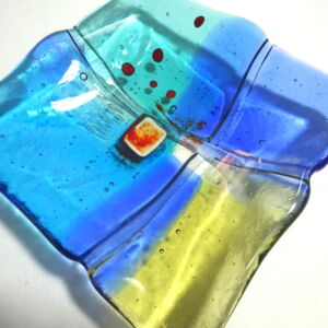 Close-Up-Kim-Bramley-12x12cm-Tapestery-Land-Plate-Blue-Red-Spots