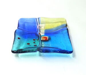 KIB007-Kim-Bramley-12x12cm-Tapestery-Land-Plate-Blue-Red-Spots